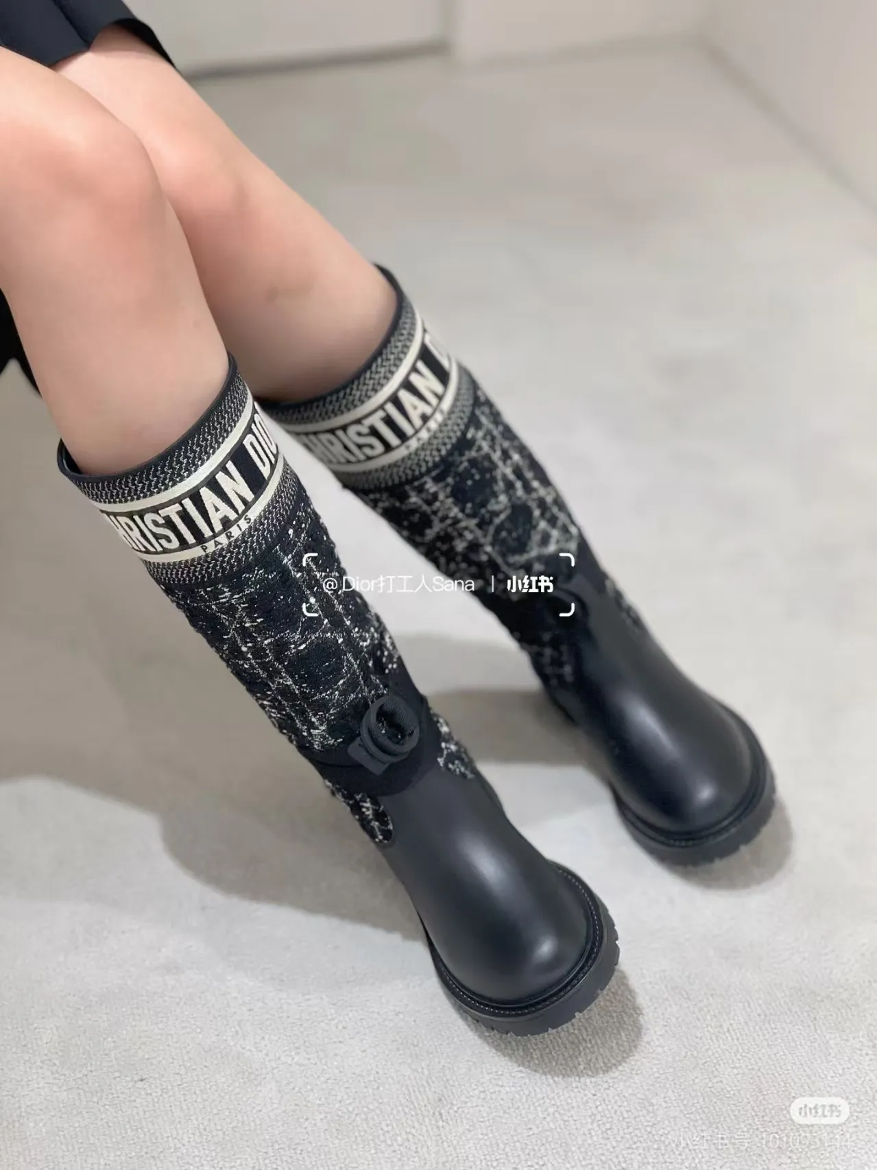 👟👟Ex-factory price 600👟👟, Dior embroidered graffiti boots, regardless of season or outfit, can be easily worn in various occasions. Putting on this pair of Dior embroidered boots is like stepping into a fashion universe full of art. This pair of boots was born in the 2013 autumn and winter series. It breaks the rules and does not follow the trend of pursuing gorgeousness. Instead, it tells the brand's dedication to quality with a low-key and deep luster. The square toe design abandons the sharp edge and adds a bit of mature and stable temperament. Whether it is paired with an elegant long skirt or a smart trousers, it can be easily controlled without any sense of violation.   The most eye-catching thing is the exquisite embroidery on the boots. Every stitch and thread is the hard work of craftsmen, and it is the perfect fusion of traditional craftsmanship and modern design. These embroideries are not simple decorations, but lively stories that slowly unfold on the uppers of the boots, giving these boots a unique soul. Wearing it, you are not only showing your fashion sense, but also demonstrating your ultimate pursuit of quality of life. Every step you take shows Dior's unique elegance and confidence.  Material: First-layer cowhide + sheepskin lining + rubber non-slip outsole Number of yards: 35-40 yards Color: black apricot